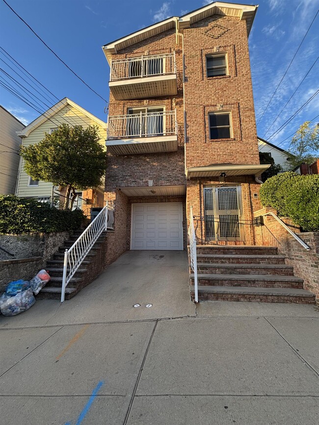 Building Photo - 166 Lincoln St Rental