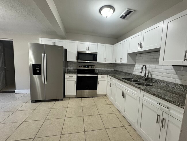 Photo - 1605 E Maple Ave