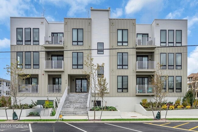 Building Photo - 218 3rd Ave Unit 304