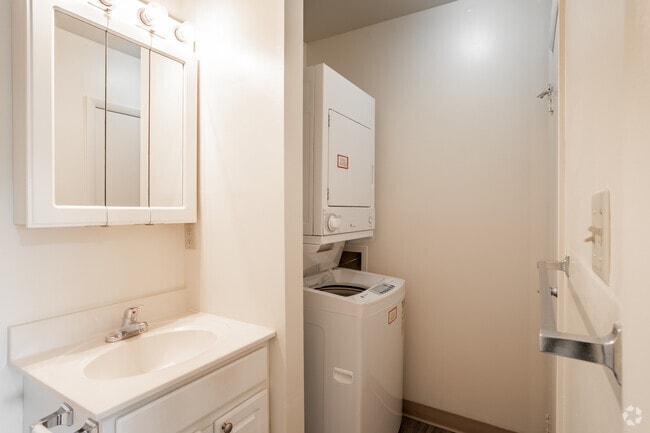 1BR, 1BA - 768 SF - Bathroom