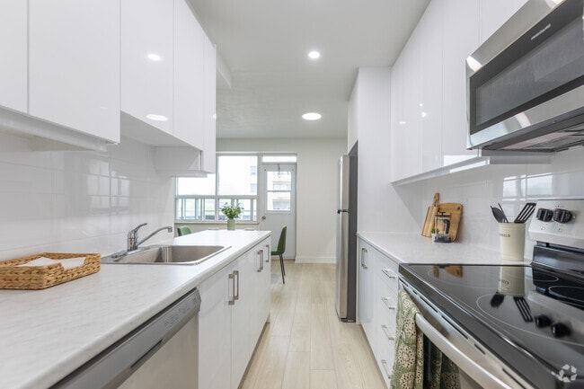 2BR, 1BA - Kitchen - 1170 Fennell