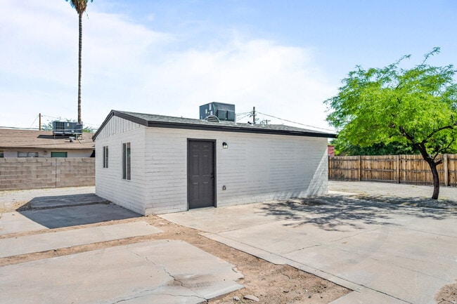 Photo - 2302 W Colter St Unidad SI ID1244359P