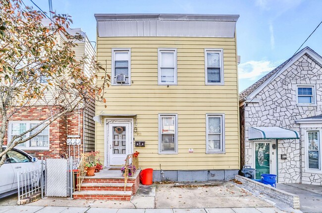 Building Photo - 911 17th St Unit 1