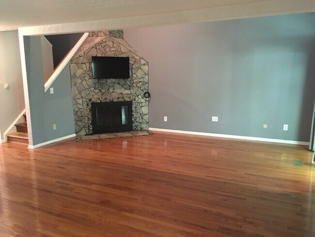 Photo - 165 Woodstone Dr