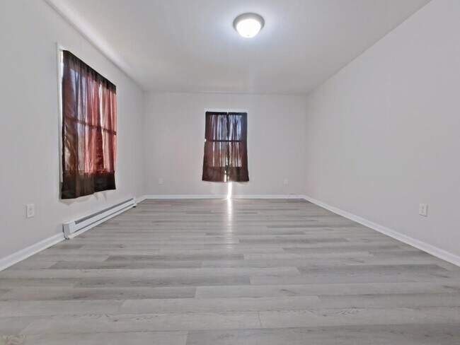 Photo - 337 Ennis St