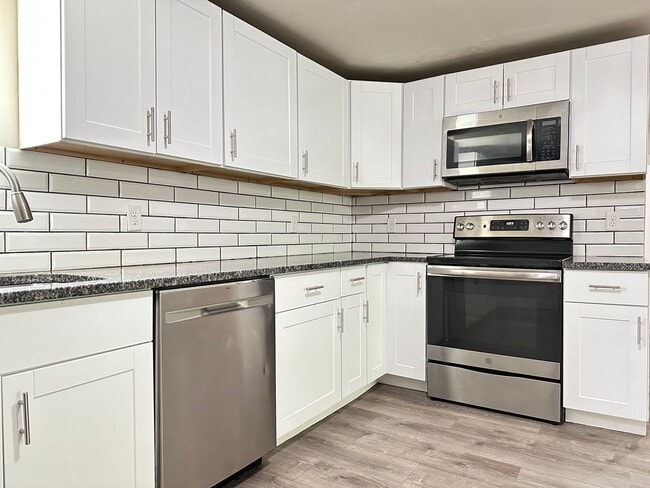Photo - 3 Bed 2 Bath 2 Stall Garage - Country Styl...