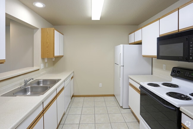 2BR, 2BA - 880 SF