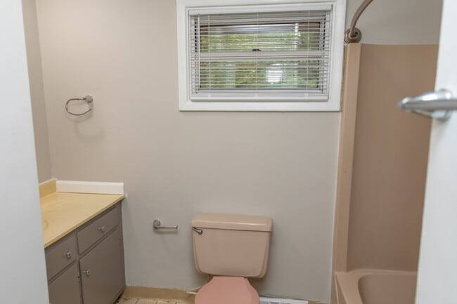Photo - 404 N College St