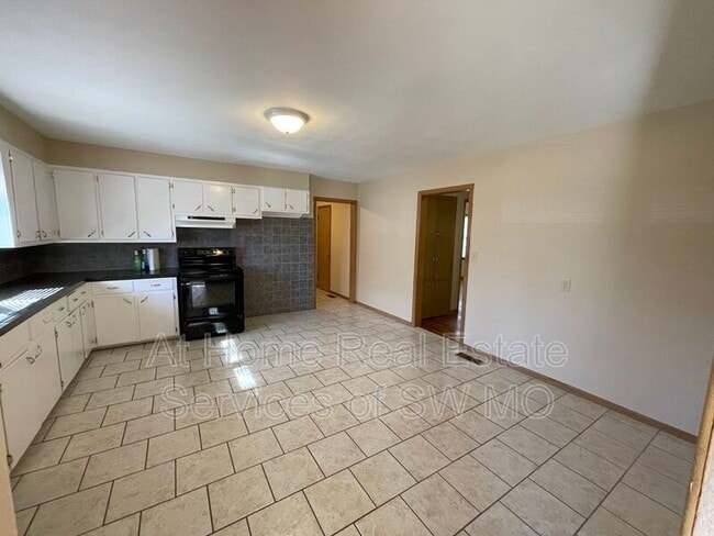 Photo - 533 W Crestview St