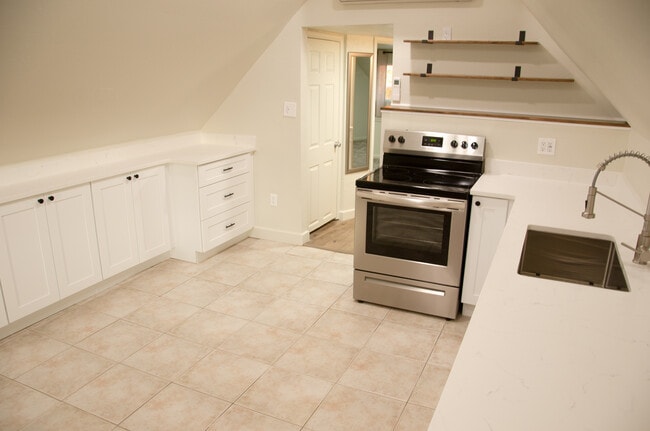 Building Photo - 1095 W 2000 N Unit 2nd Story Apartment
