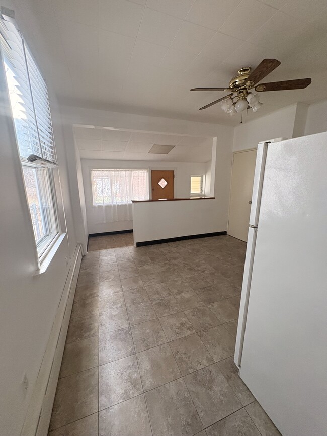 Large kitchen - 2610 Wilmot St