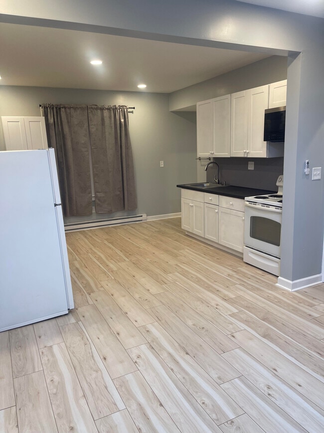 Building Photo - 4440 Freer St Rental
