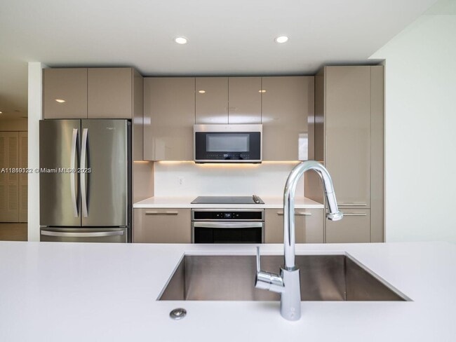 Building Photo - 2000 Metropica Wy Rental