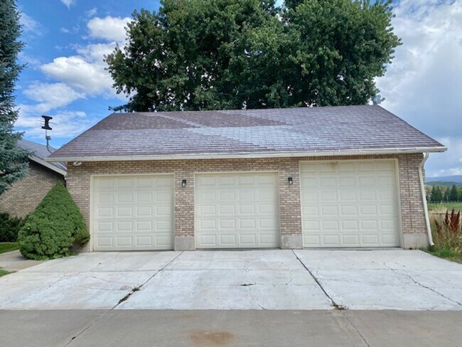 Photo - Beautiful home single level entry with out buildings and amazing landscaping - shorter term lease...