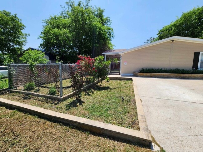 Photo - 922 Ashwood Dr