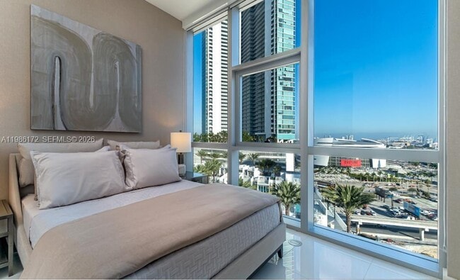 Photo - 851 NE 1st Ave Unidad 1011