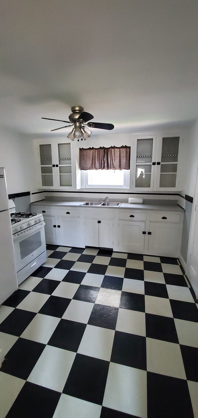 Kitchen - 98 Enola Ave Unidad Lower