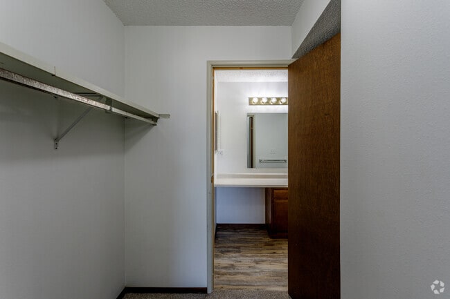 1BR, 1BA - 750 SF