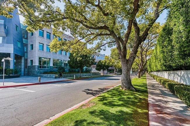 Photo - 328 N Maple Dr