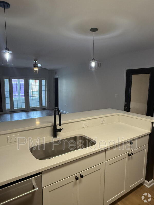 Building Photo - 107 W Brookland Park Blvd Unit Suite 2 Rental