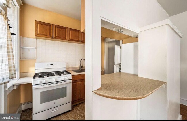 139 E Plumstead Ave Unit B