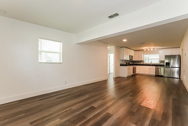 Photo - 701 NE 11th Ave