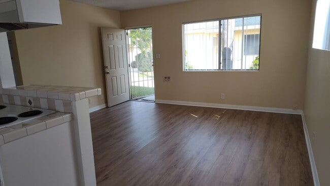 Photo - 2 BDRM, 1 BA WITH PRIVATE YARD AND GARAGE! Apartamento Unidad 257B