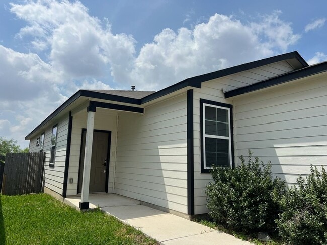 Building Photo - BEAUTIFUL HOME IN SAINT HEDWING. MOVE IN READY!.