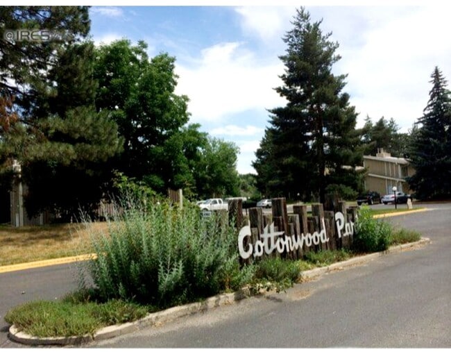 Photo - Prelease - 2bd/1.5ba Laminate flooring - Avail. June 2026