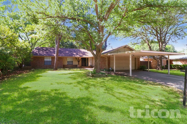 Building Photo - 1020 Almond Dr