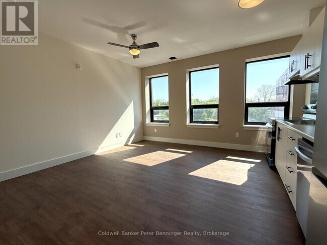 Photo - 206 Queen St S