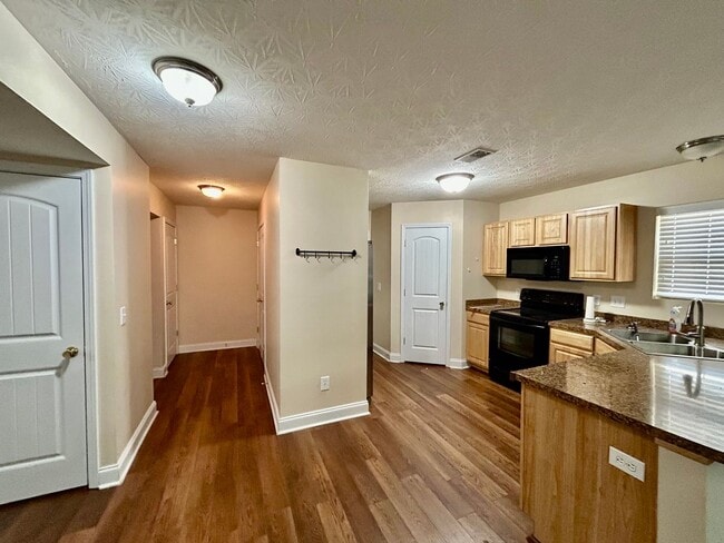 Photo - Large 4 Bed, 2.5 bath in Lexington!
