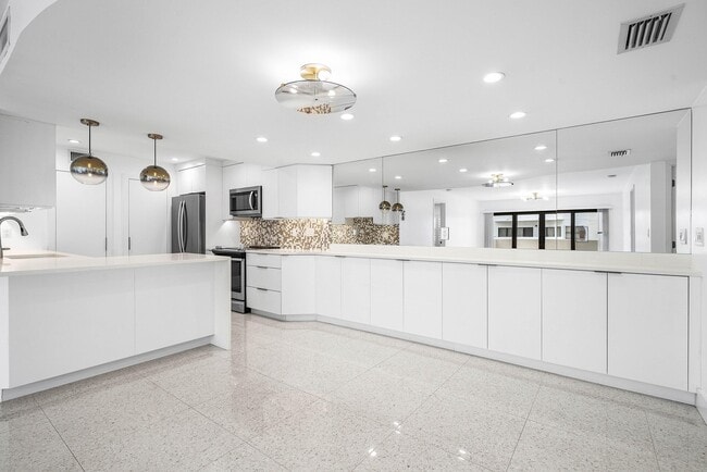 Building Photo - 330 SE 20th Ave Unit 408