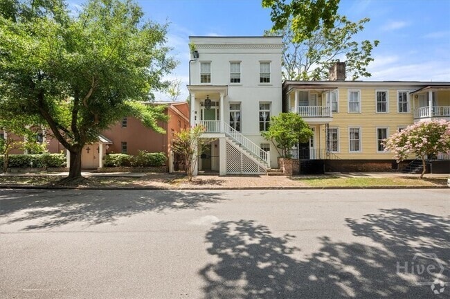 Building Photo - 205 W Huntingdon St Rental