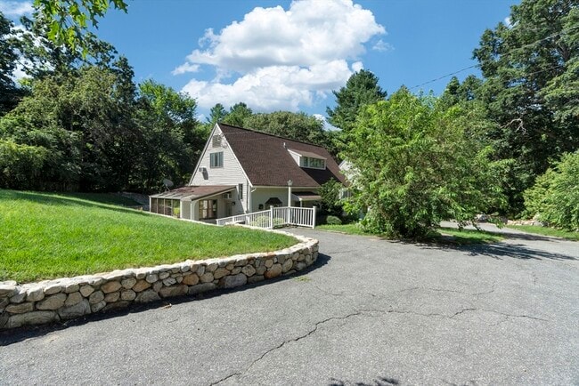 Building Photo - 606 Springs Rd