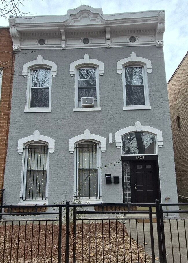 Building Photo - 1333 N Wicker Park Ave Unit 2