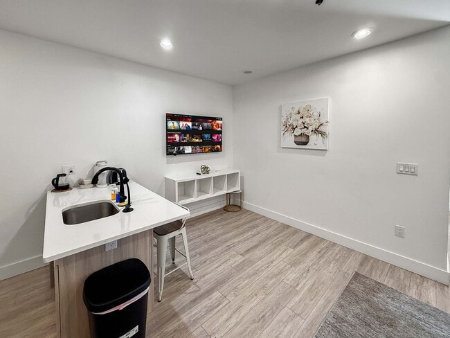 Photo - 2400 E Huntingdon St Unit ID1328498P