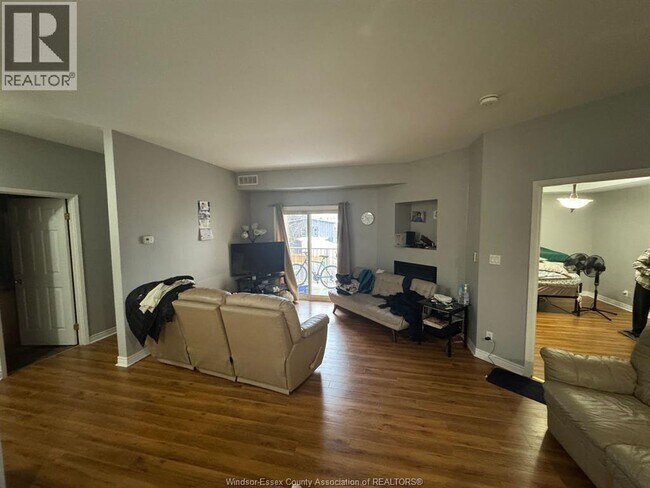 Photo - 4500 Ypres Ave