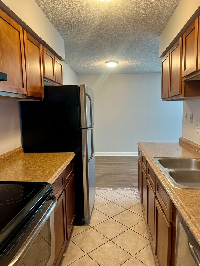Photo - Spacious 2 Bed 1.5 Bath Condo in Hamden South Unidad D4-105