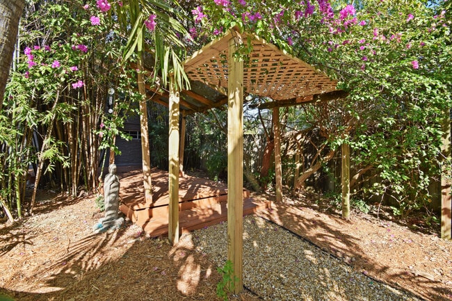 Building Photo - 310 Columbia Dr Unit 2