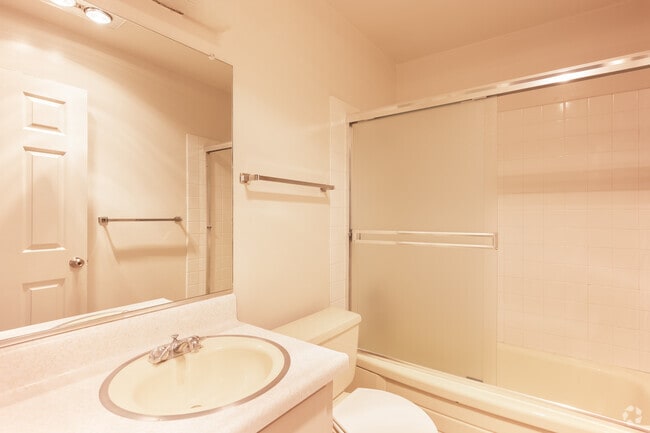 2HAB, 1BA - 850SF con patio - 1201 Liberty Apartments