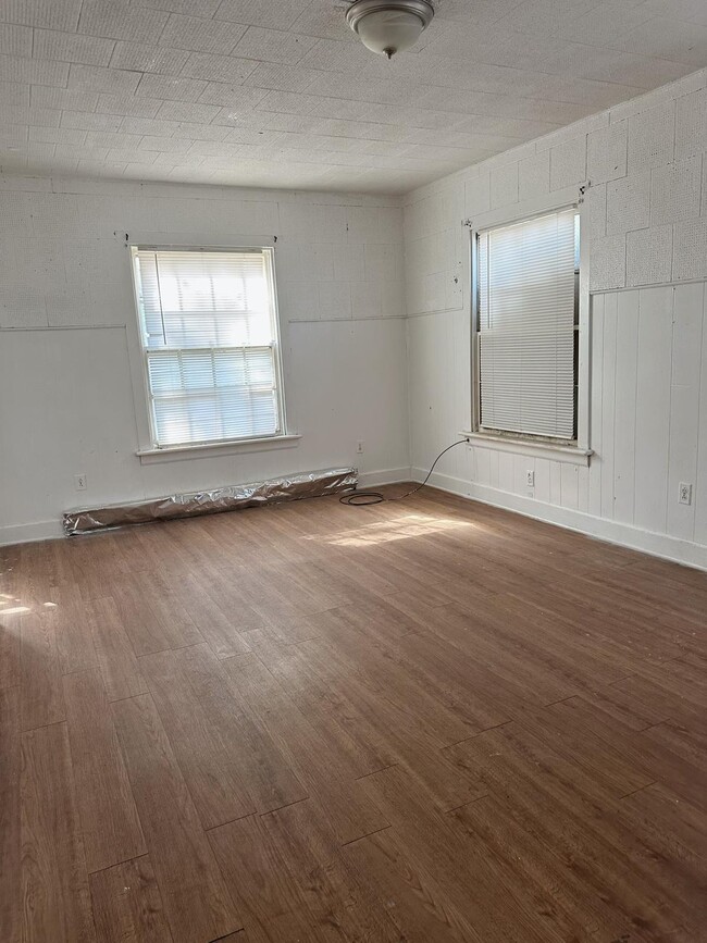 Building Photo - 1004 W Main St