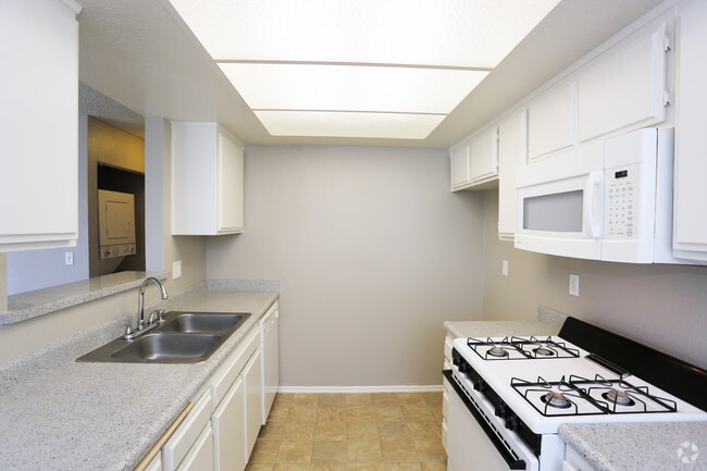 2BR, 2BA-824 SF - Town Square