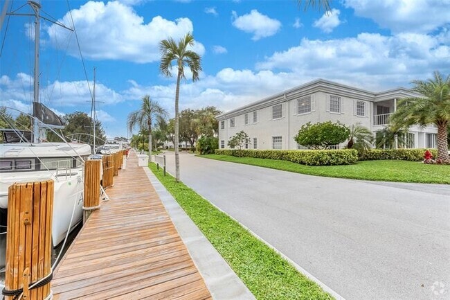 Building Photo - 6449 Bay Club Dr Unit 3 Rental