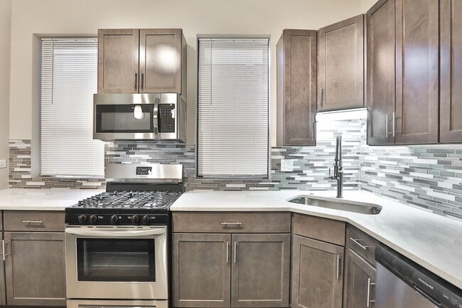 Photo - HUGE Condo Quality 4bed/2bath in Hot Wicker Park! Central Air! In-Unit Laundry! Deck! FREE Internet! Unit 1