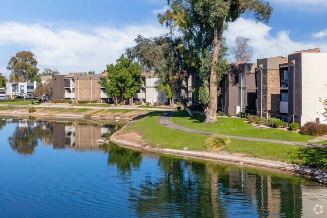 Building Photo - Biltmore on the Lake