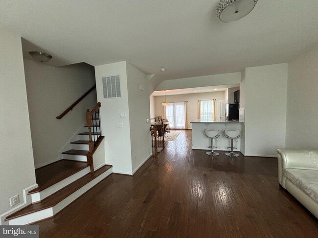 Photo - 41717 McMonagle Square