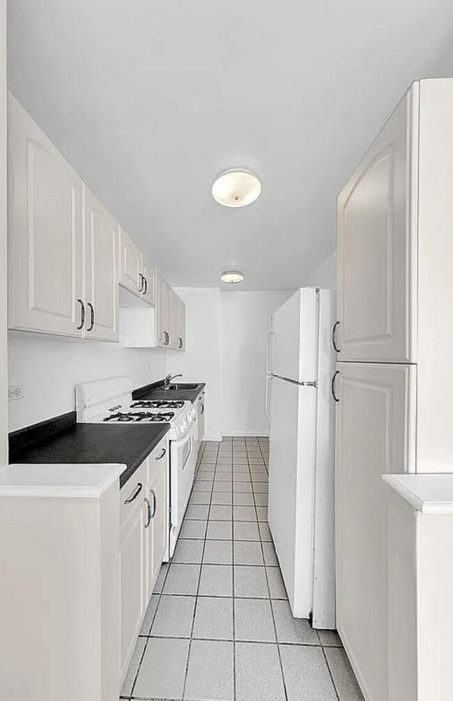 Photo - 658 Grand St