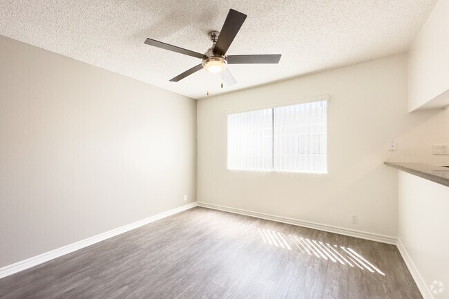 2 BR, 2 BA - 1200SF