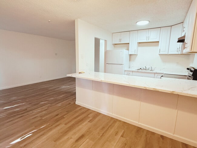 kitchenliving - Garden Court Apartments